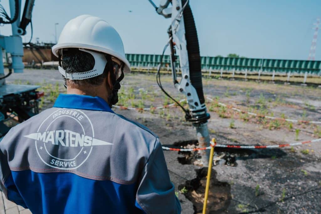 Industriearbeiter auf Baustelle mit schwerem Gerät im Einsatz