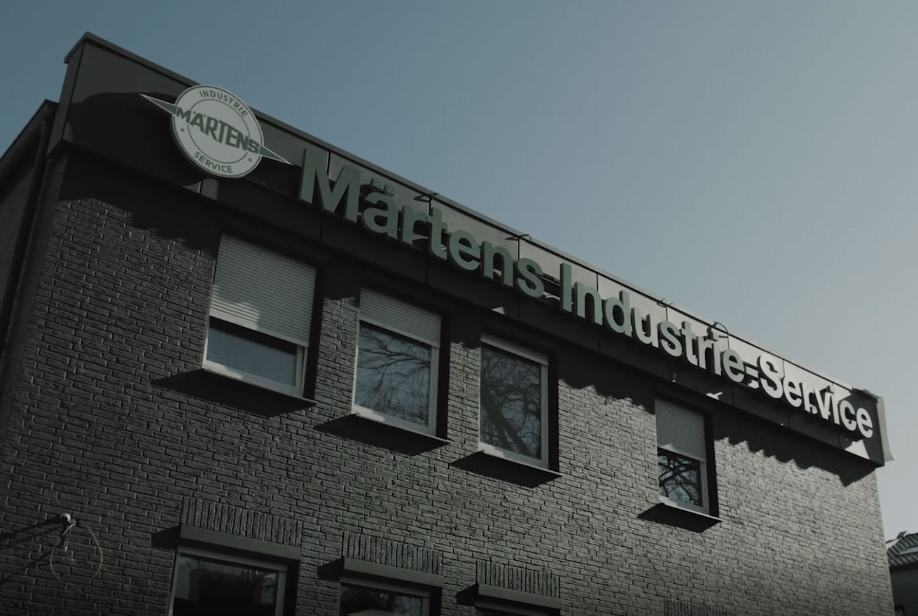 Gebäude mit Märtens Industrie-Service Schriftzug und Logo