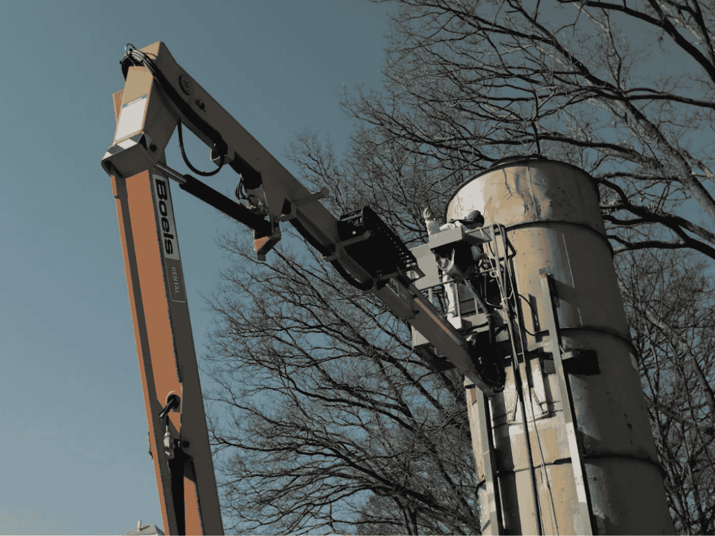 siloreinigung maertens Eine Mitarbeiterin reinigt ein Silo mihilfe eines Industriefahrzeugs