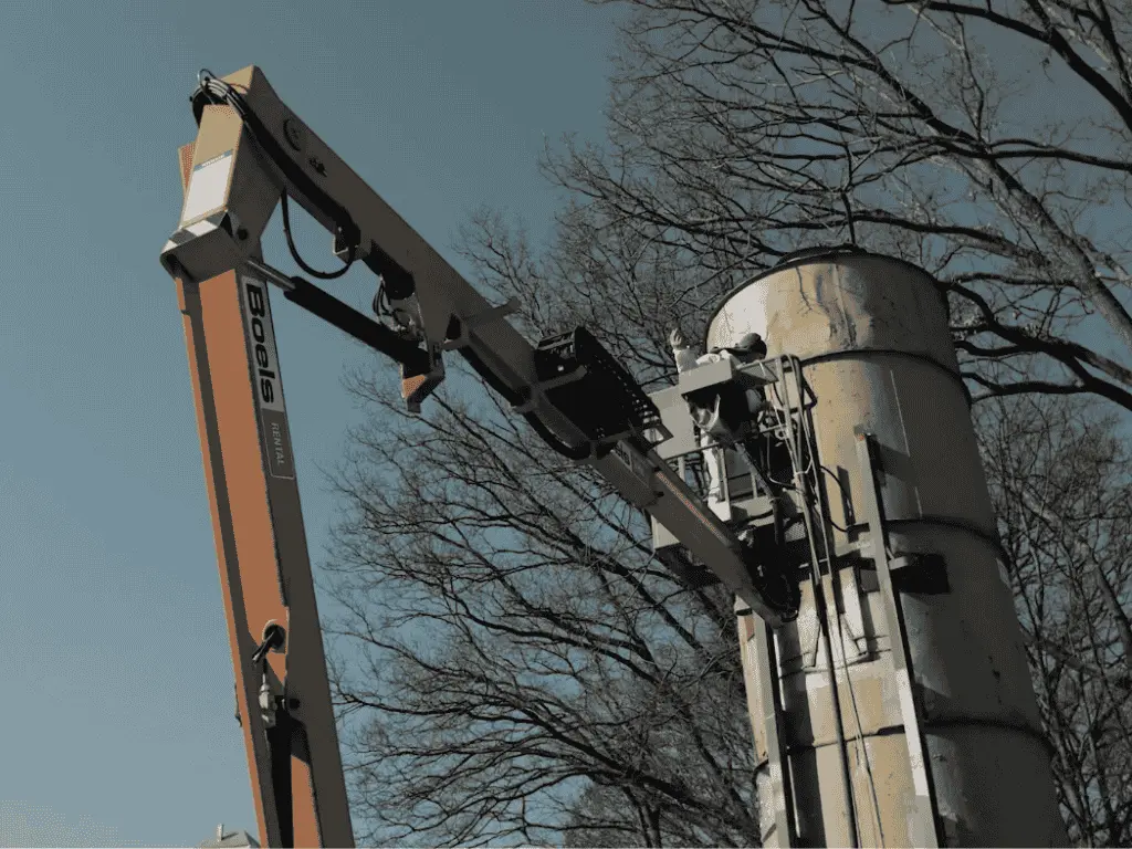 siloreinigung maertens Eine Mitarbeiterin reinigt ein Silo mihilfe eines Industriefahrzeugs